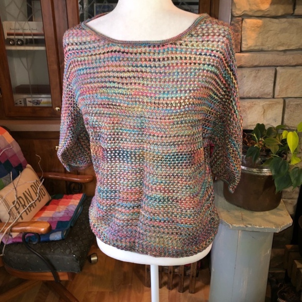 NEW DIRECTIONS SIZE SMALL MULTICOLORED SHORT SLEEVE BATWING SUMMER SWEATER.